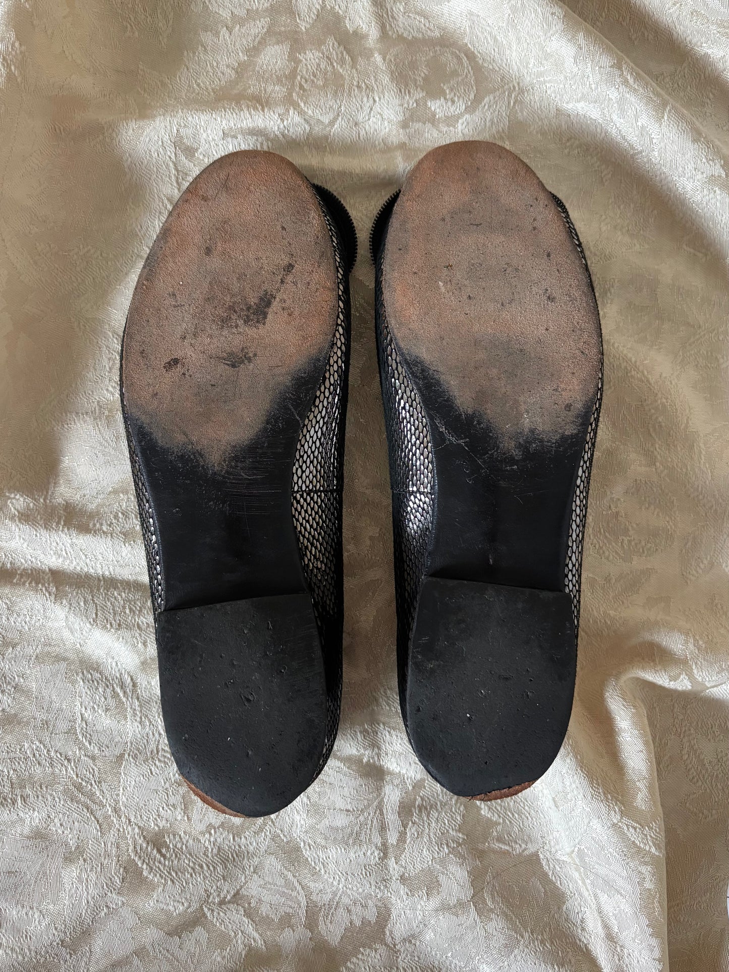 Metallic zipper-trim bow flats