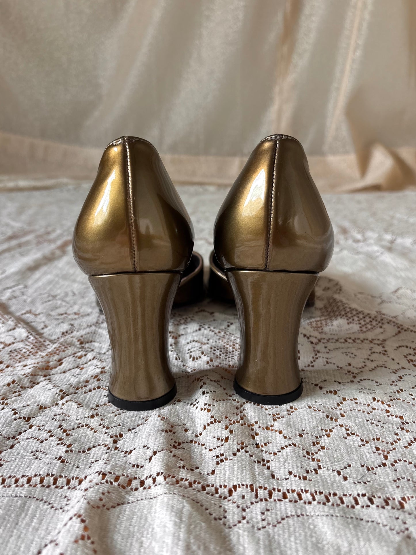 Stuart Weitzman metallic round-toe pumps