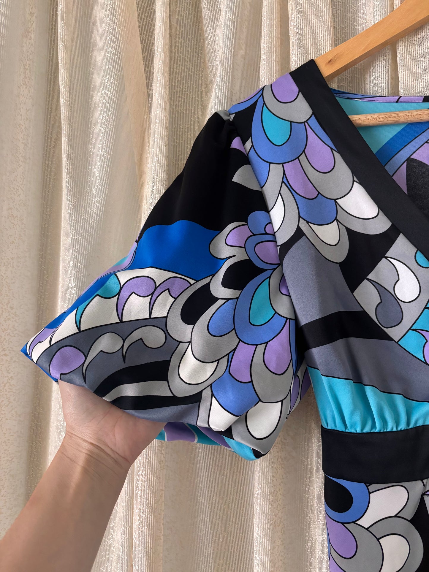 Colorful puff-sleeve blouse