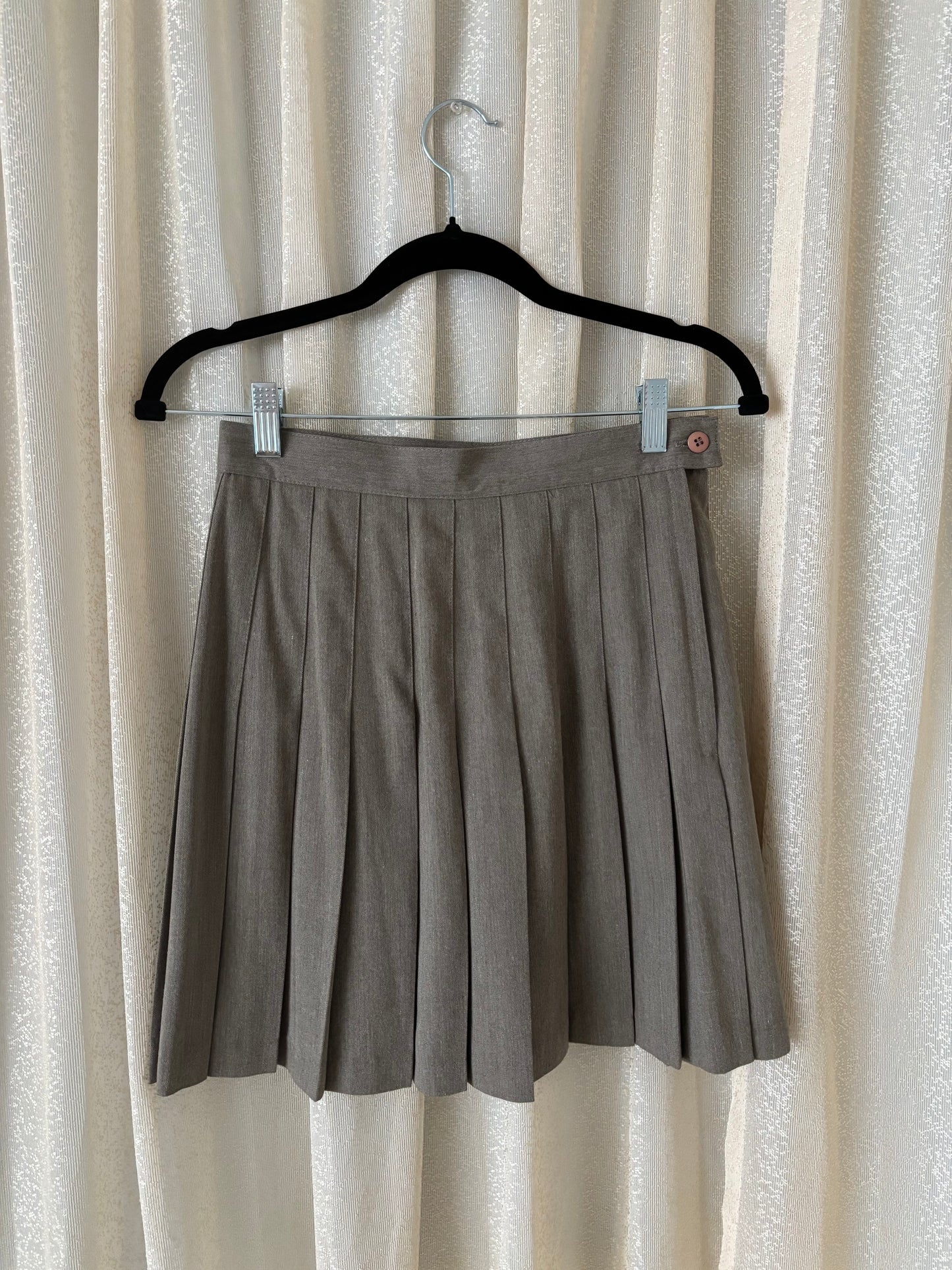 90s tan pleated mini skirt