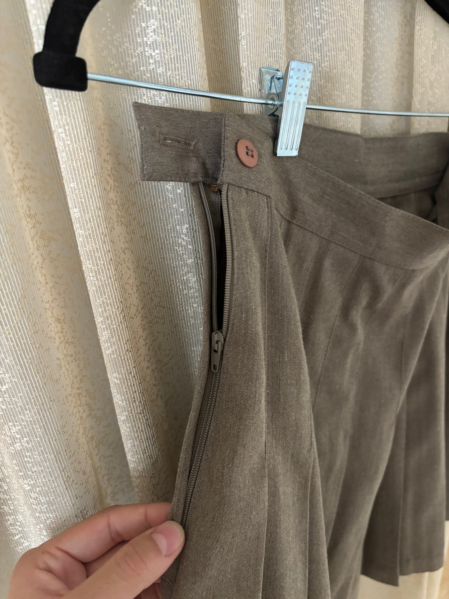 90s tan pleated mini skirt