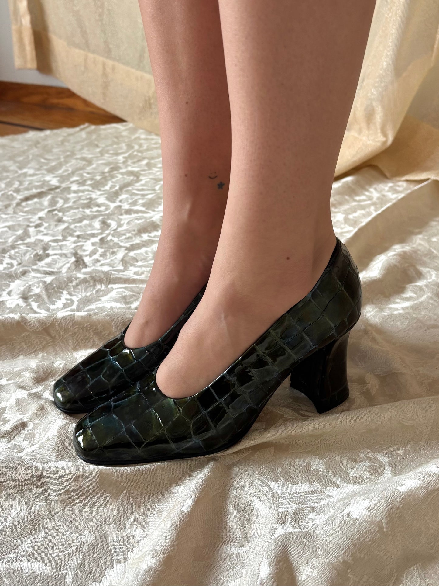 90s green patent croc embossed pumps
