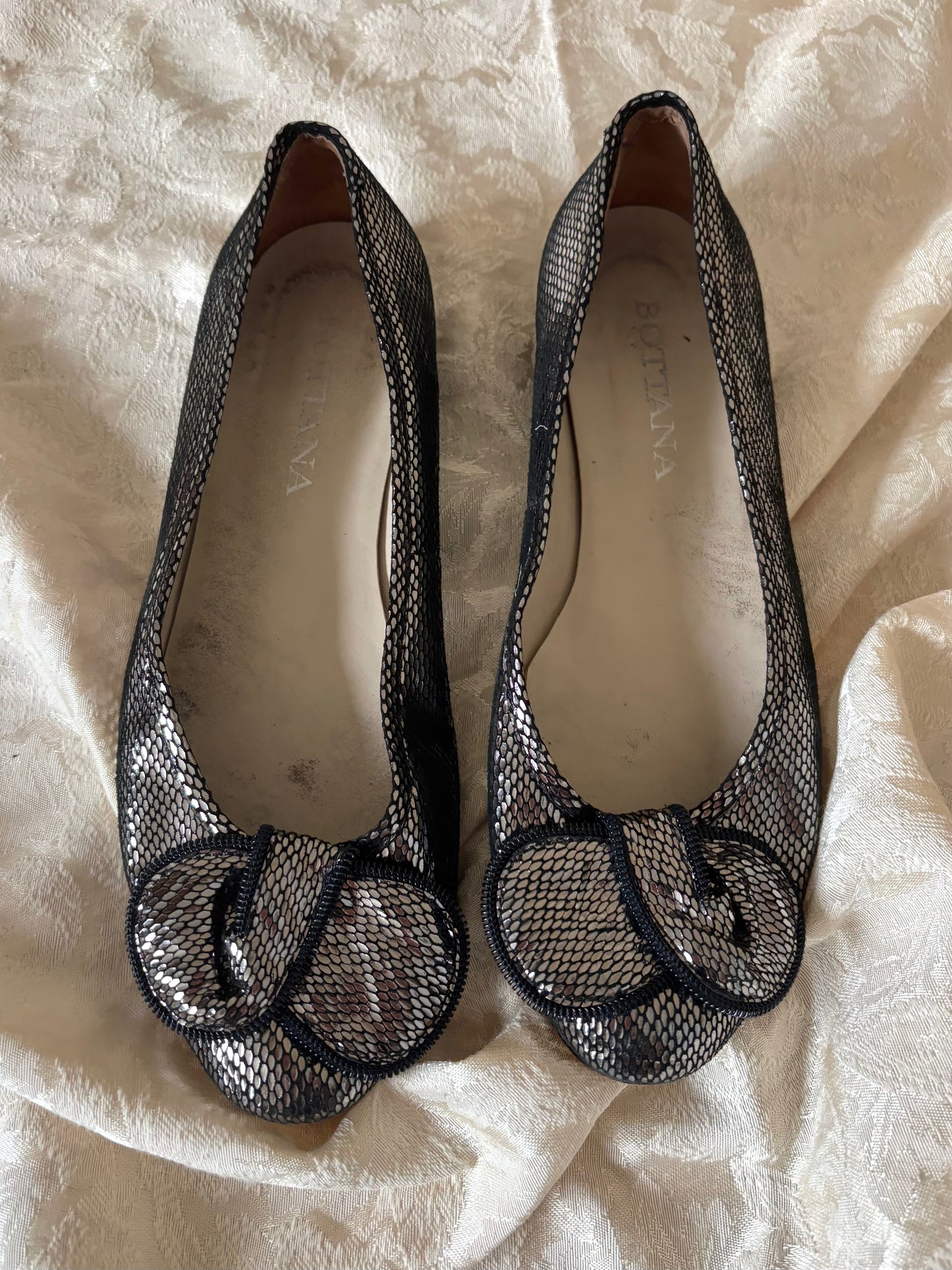 Metallic zipper-trim bow flats