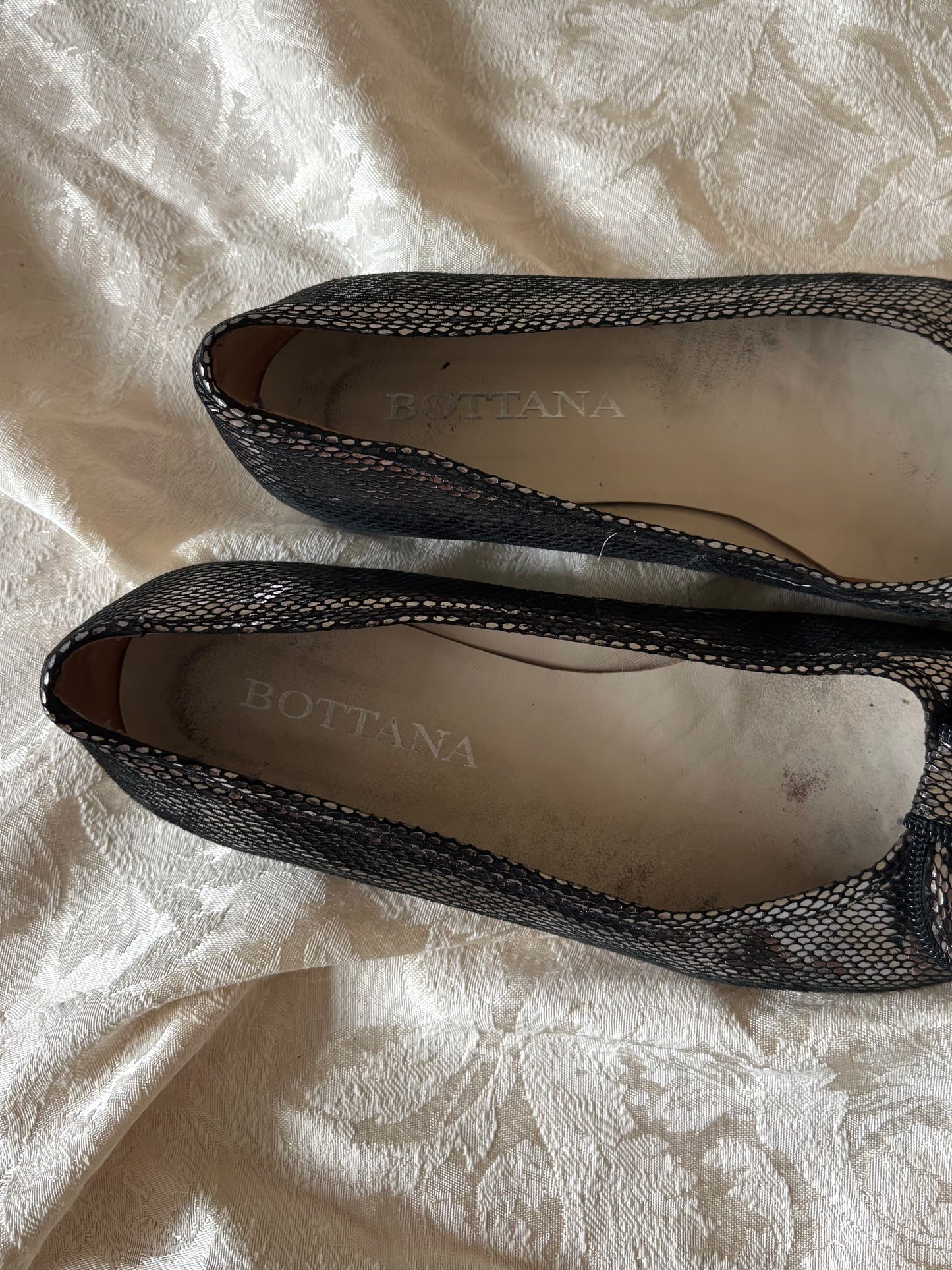 Metallic zipper-trim bow flats