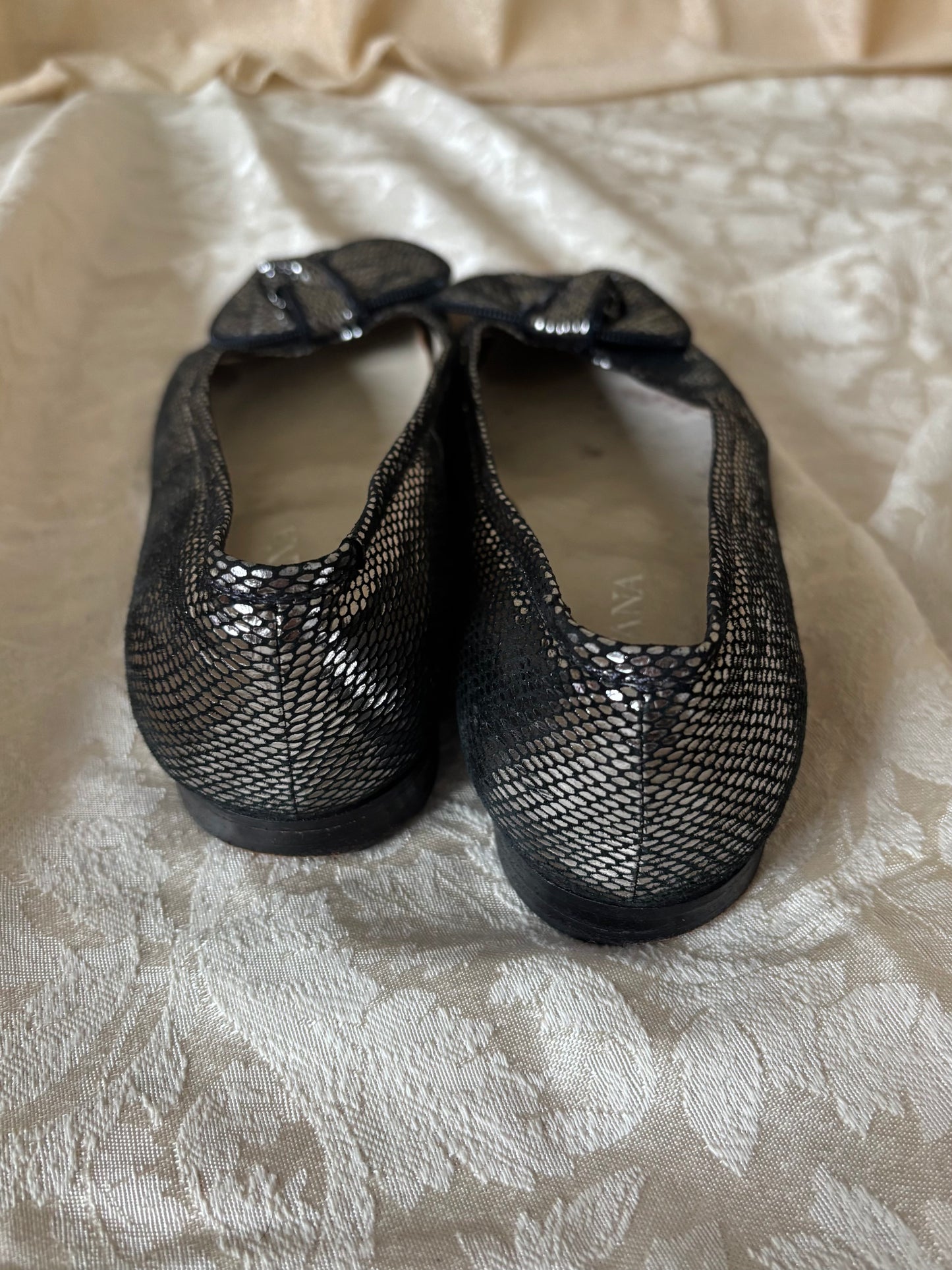 Metallic zipper-trim bow flats