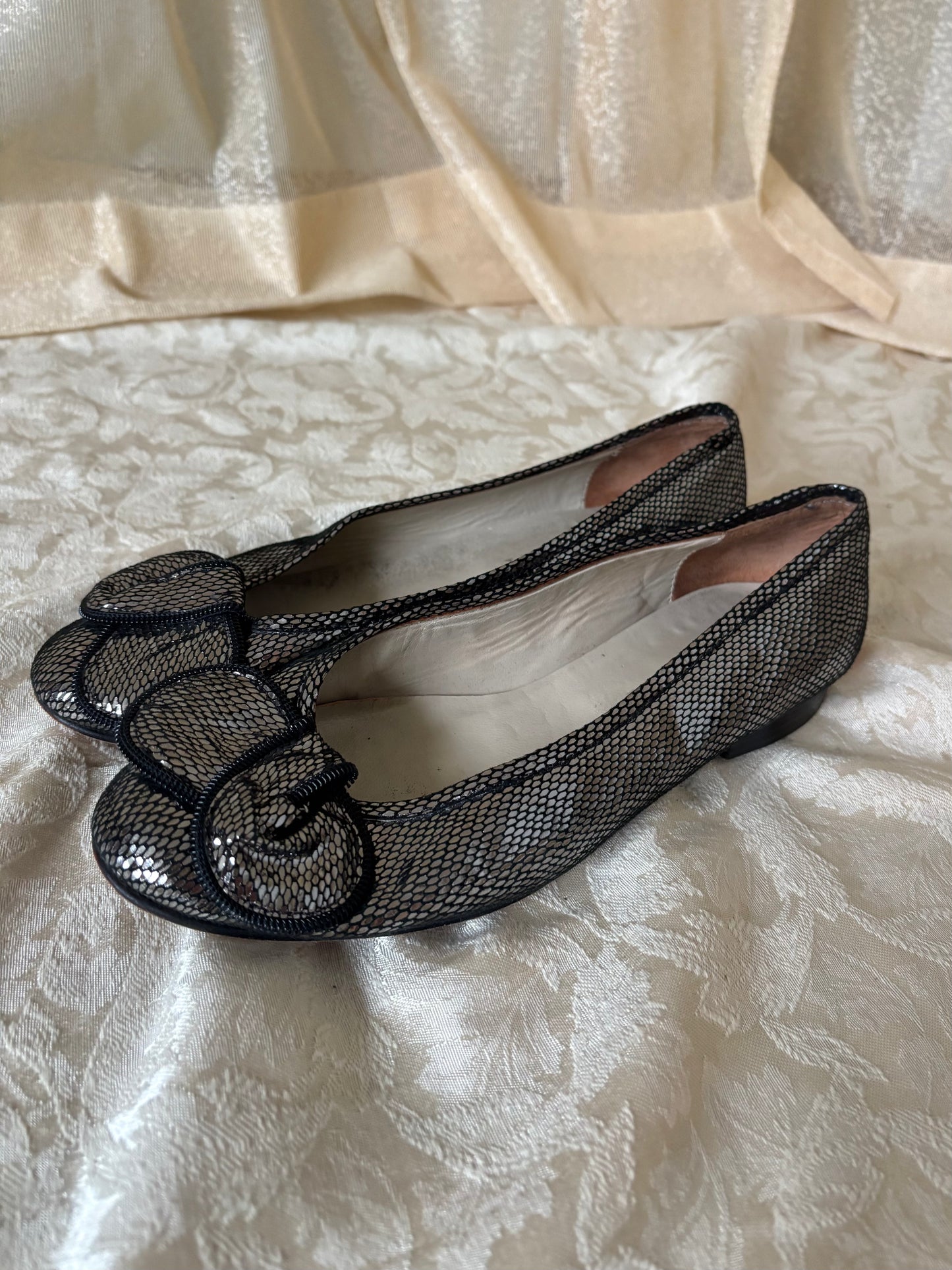 Metallic zipper-trim bow flats