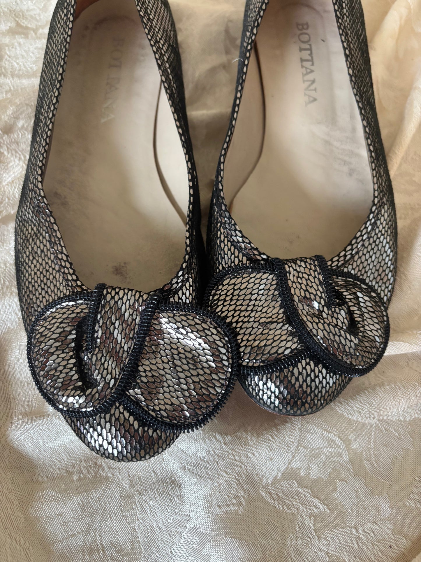 Metallic zipper-trim bow flats