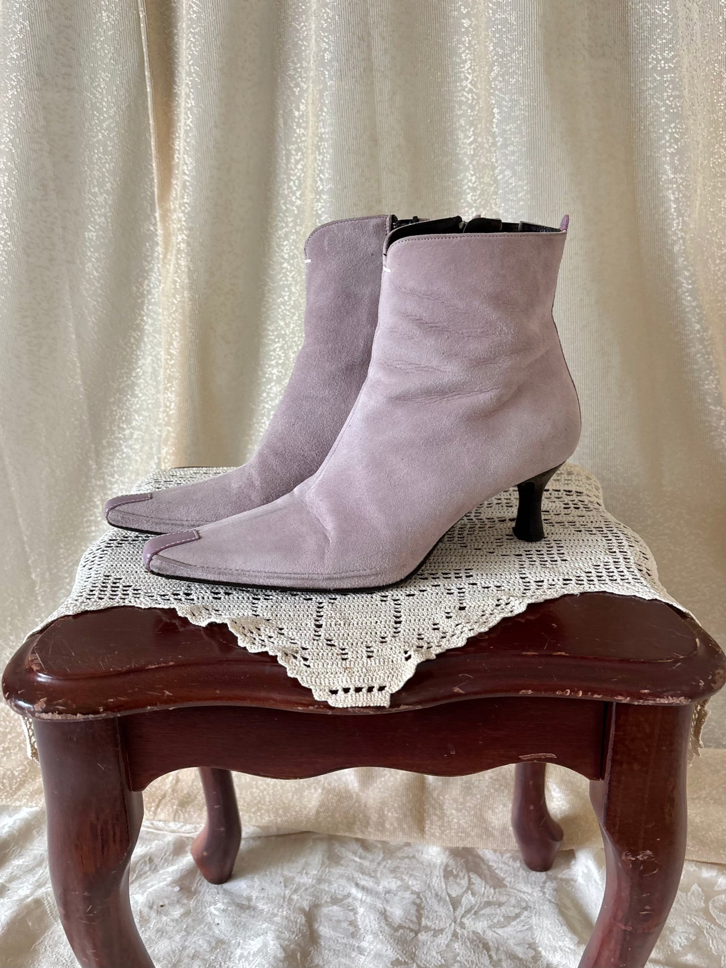 00s Donald Pliner lavender suede kitten heel booties