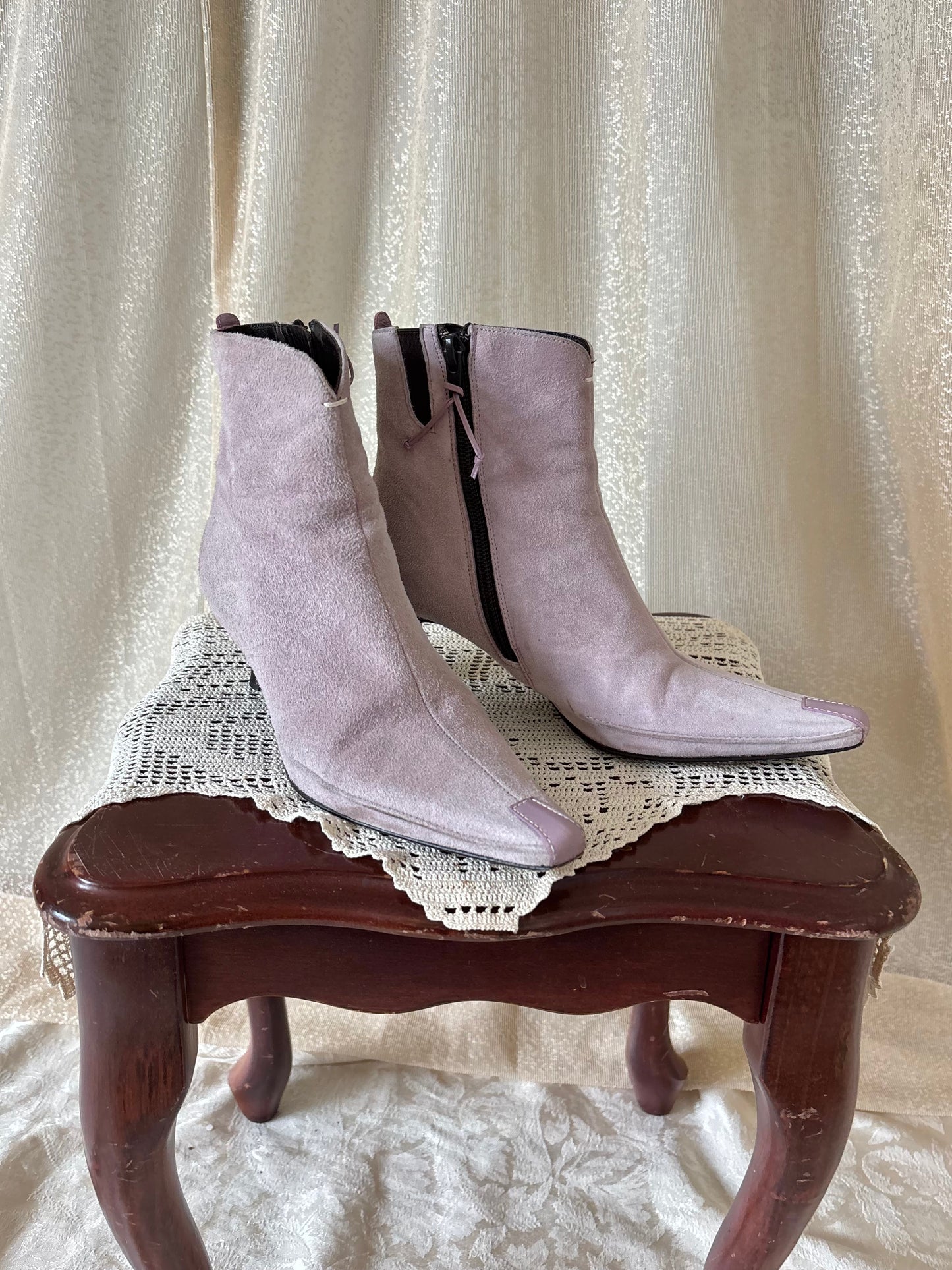 00s Donald Pliner lavender suede kitten heel booties