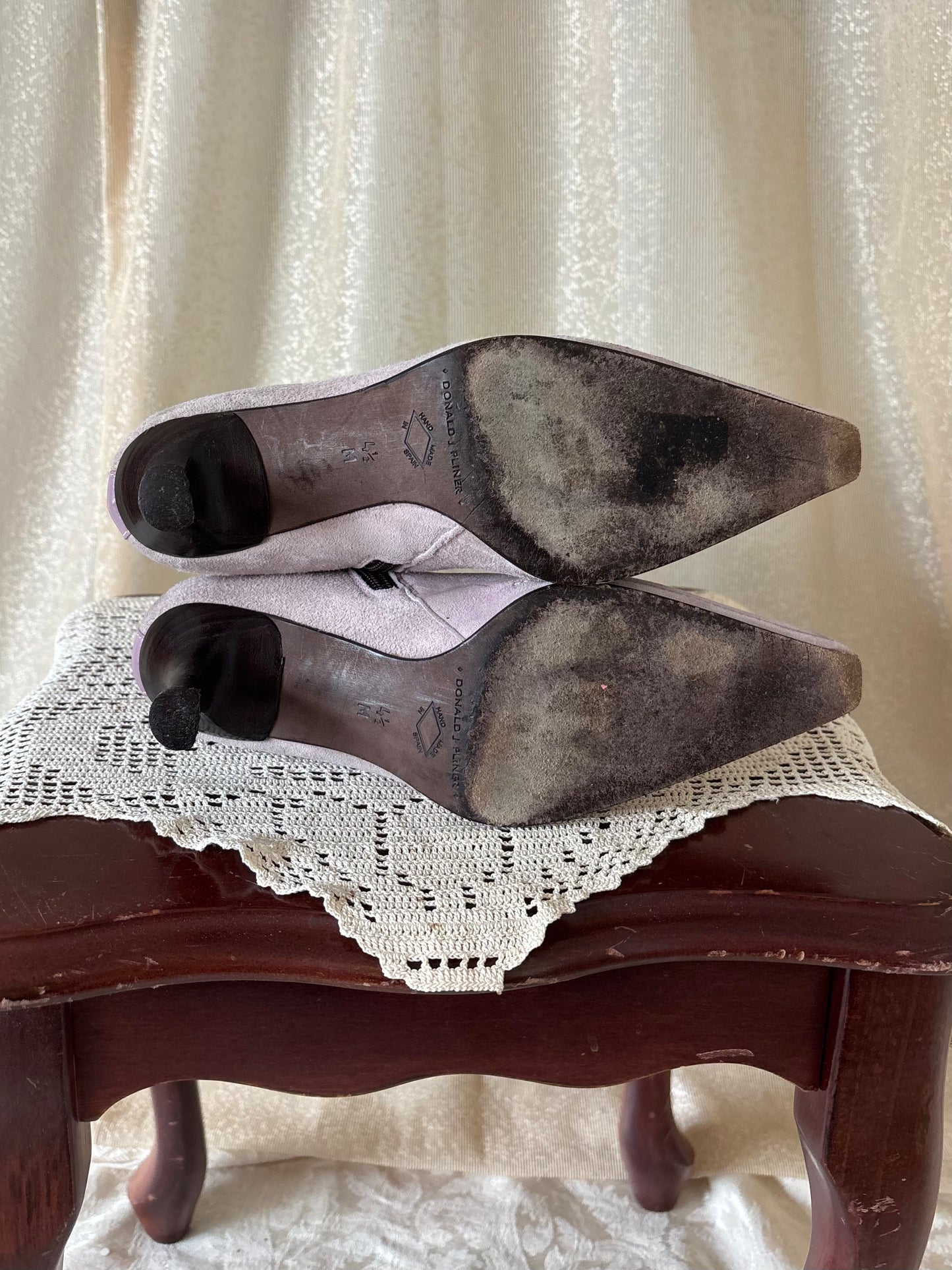 00s Donald Pliner lavender suede kitten heel booties