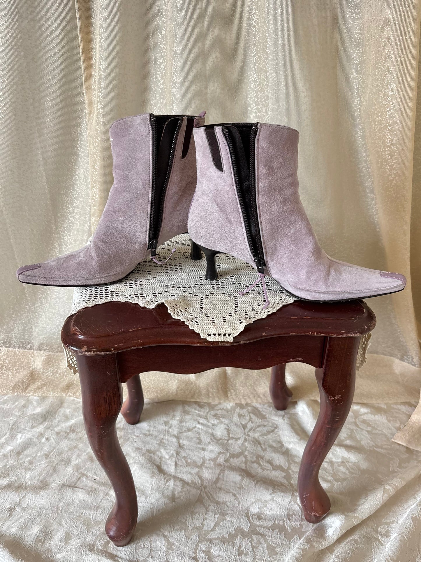 00s Donald Pliner lavender suede kitten heel booties