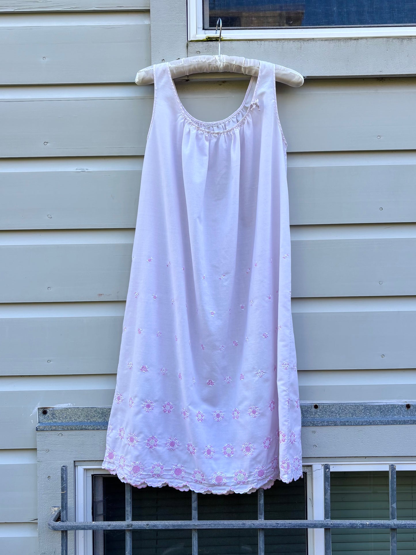 Sleeveless cotton needlepoint nightdress