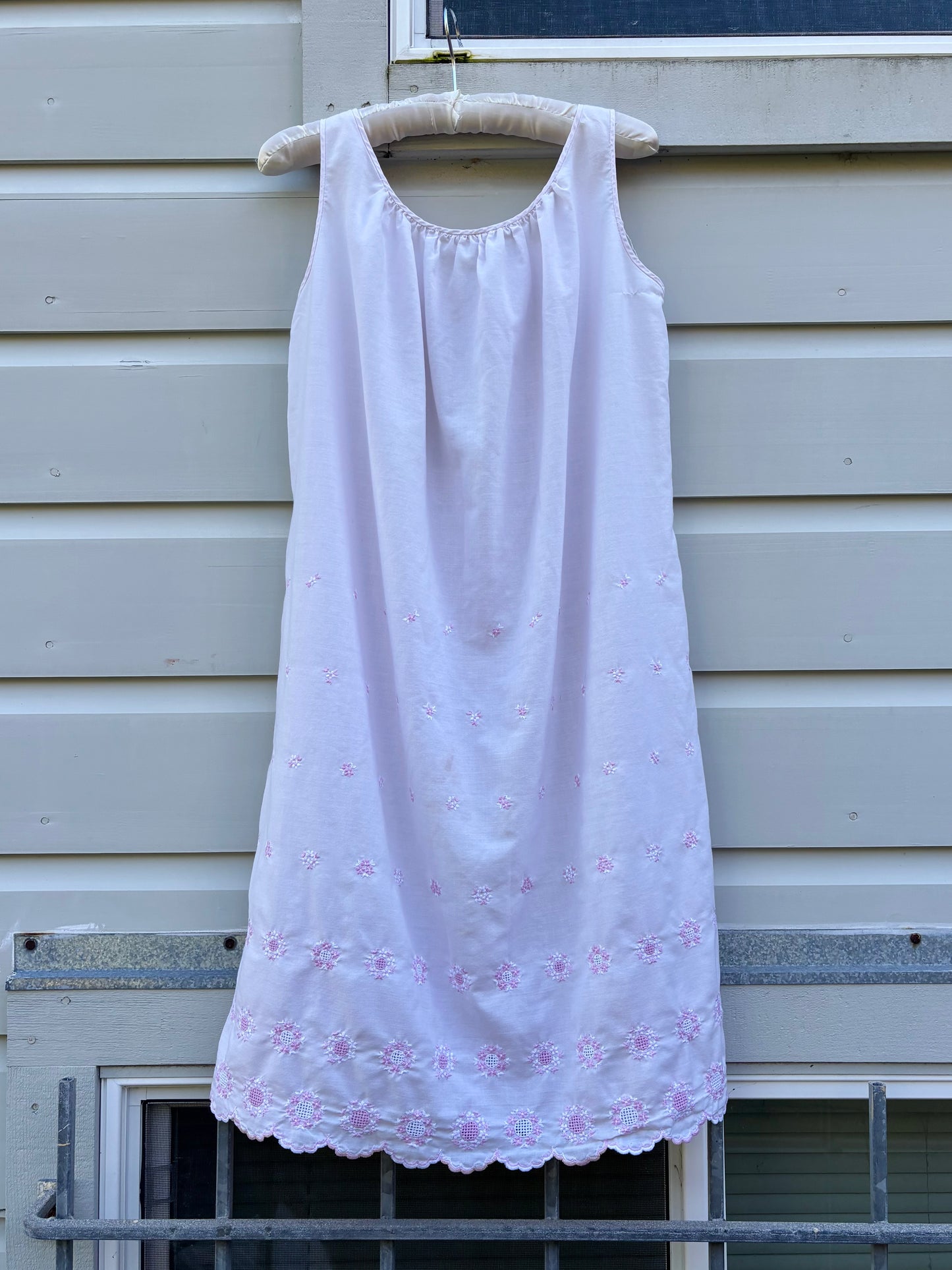 Sleeveless cotton needlepoint nightdress