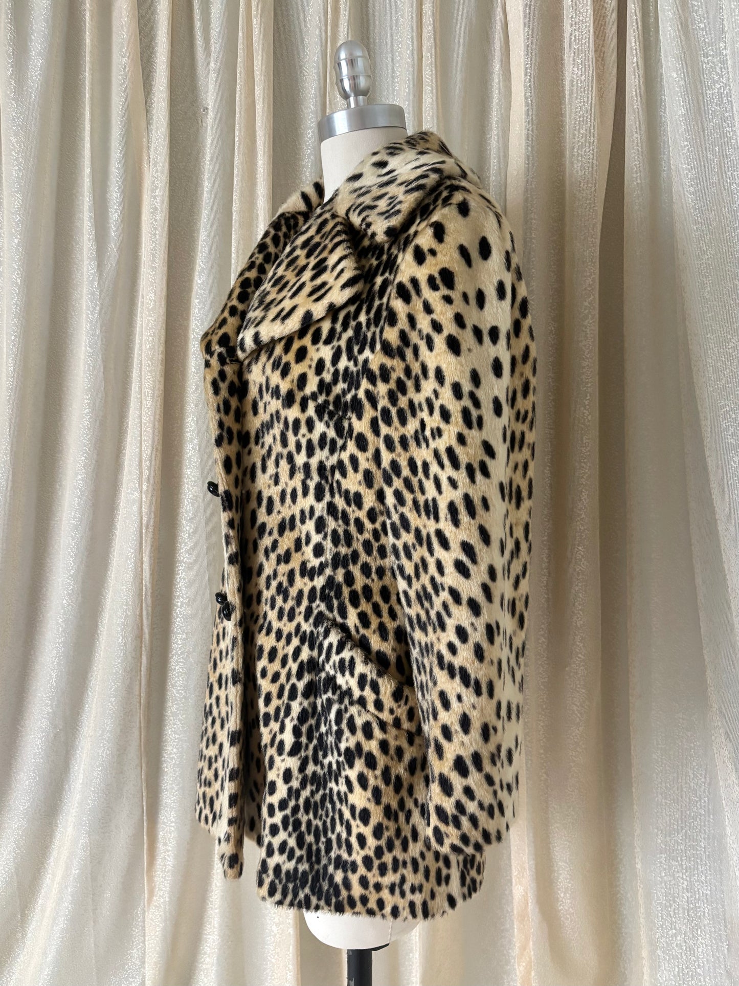 60s Safari by Sportowne faux leopard swing coat